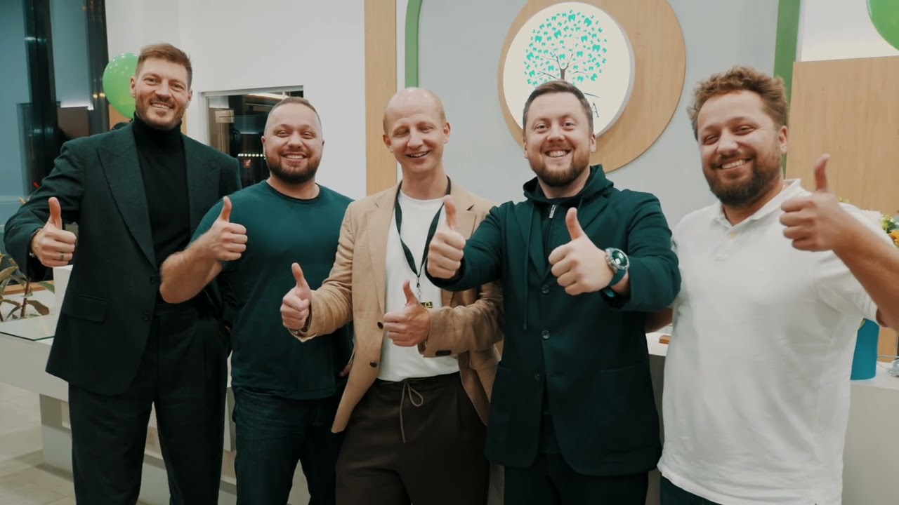 Максим Лавриненко показывает систему стоматологической клиники Familia